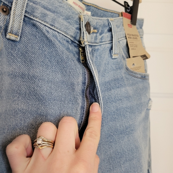 NWT‎ Levi's Casual High-Waisted Mom Distressed Jean Lightwash, Size 31×29 - Picture 6 of 11